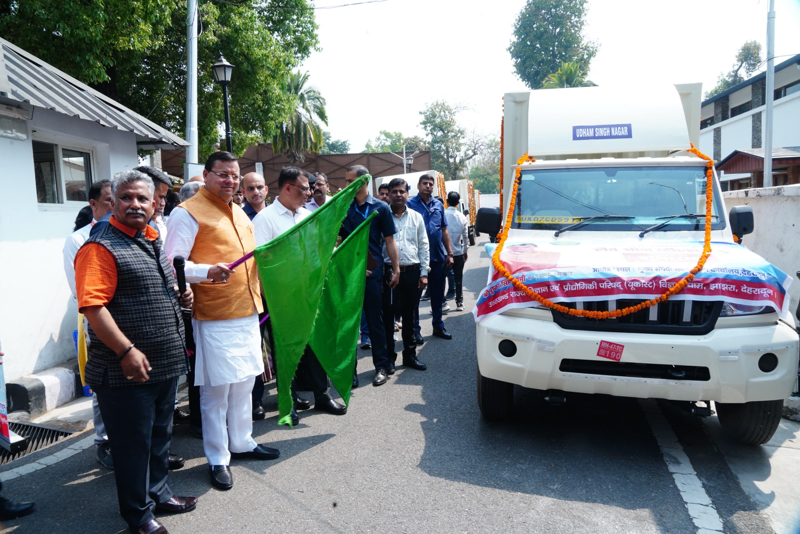 लैब ऑन व्हील्स-मोबाइल साइंस लैब परियोजना के द्वितीय चरण का मुख्यमंत्री ने किया शुभारंभ